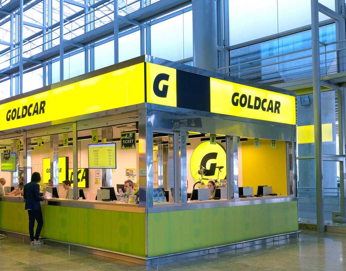 Tech-Enhanced Road Trip: The Perfect Combination of Smart Devices and Goldcar